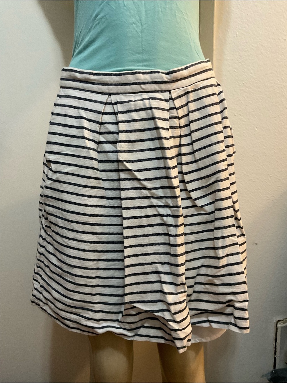 Banana Republic women’s Striped Navy and White Pleated A-Line Skirt size 6